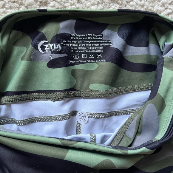 Zyia camo light and tight leggings (with pockets!) - Picture 2 of 3